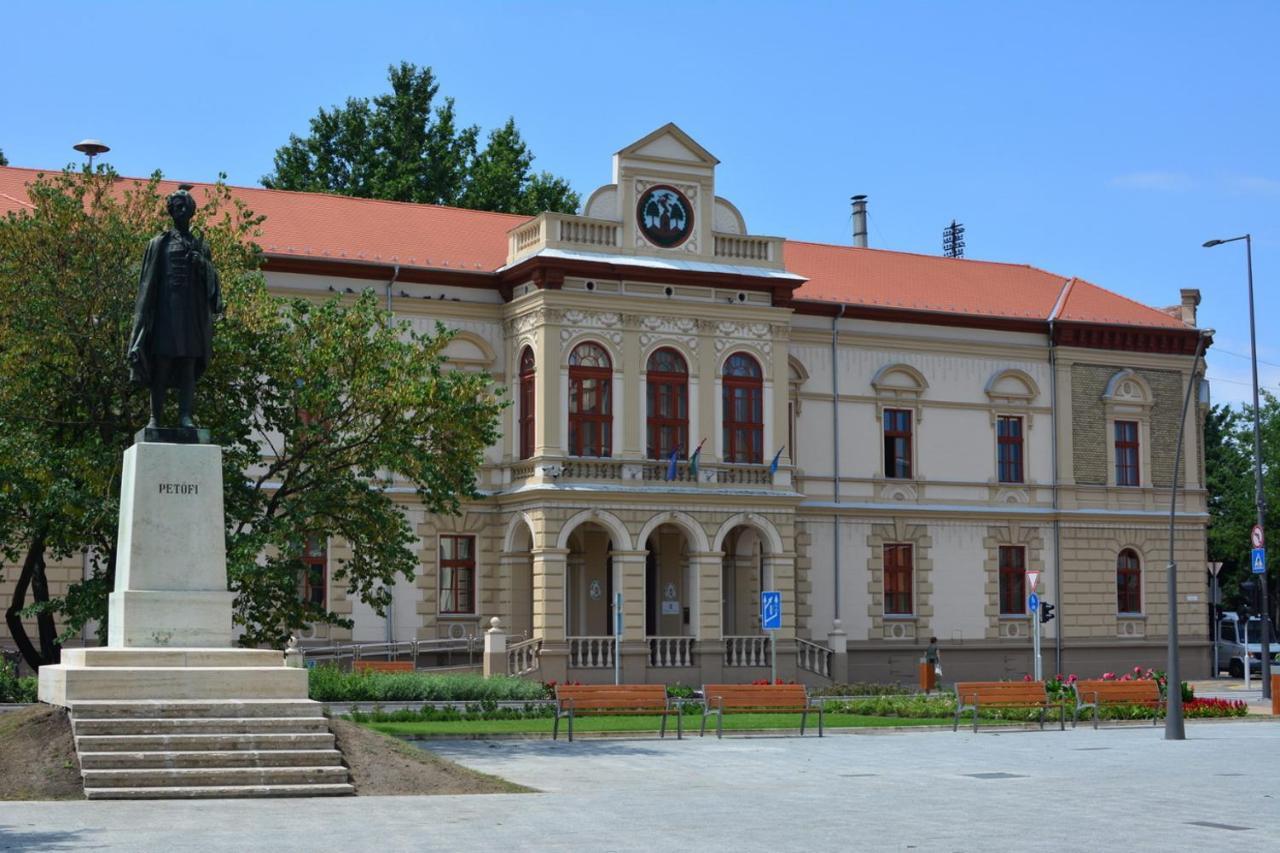 Csengo Vendeghaz Hotel Kiskoros Bagian luar foto