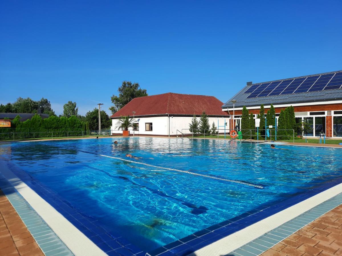 Csengo Vendeghaz Hotel Kiskoros Bagian luar foto